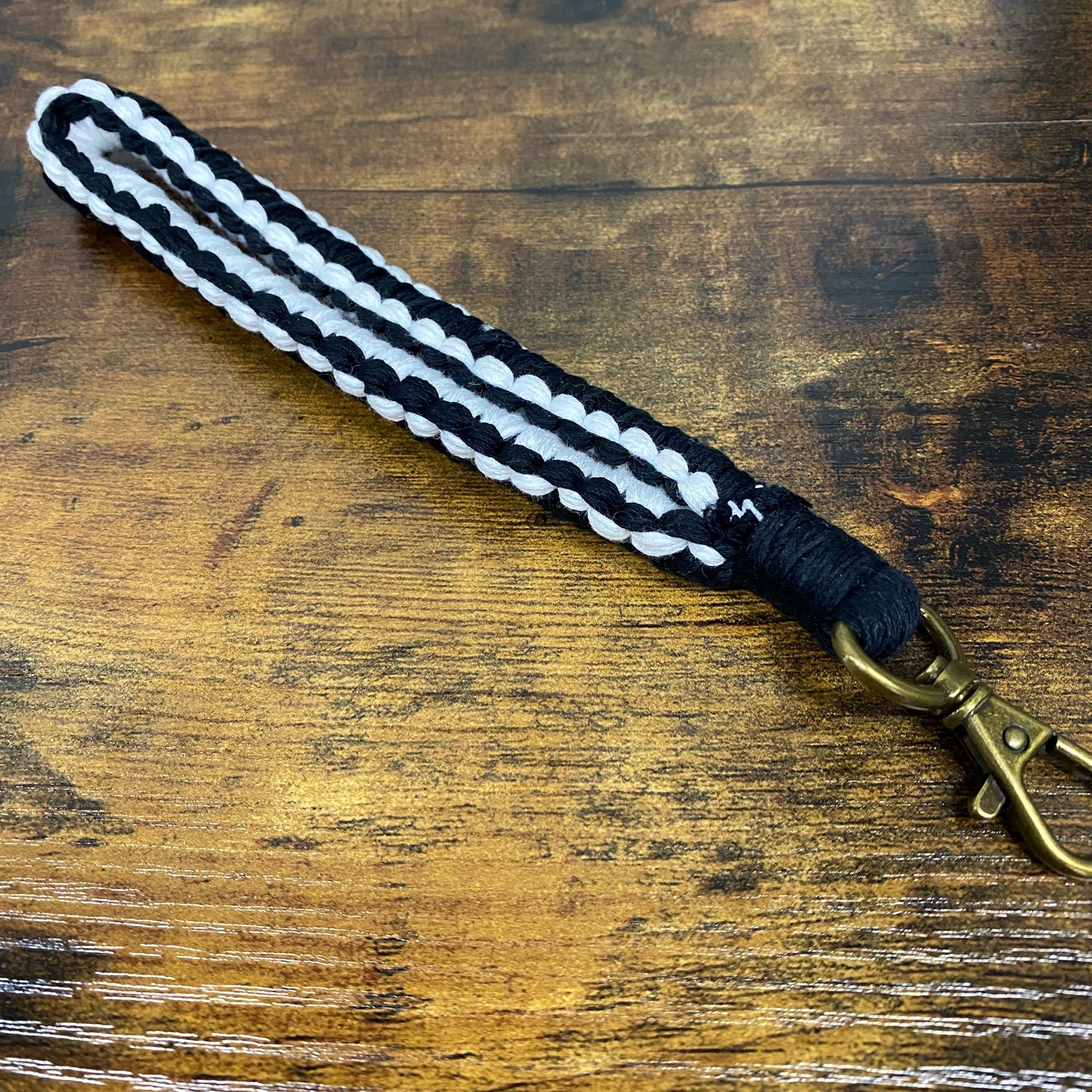 Keychain - Macrame Bracelet - White Side Stripe